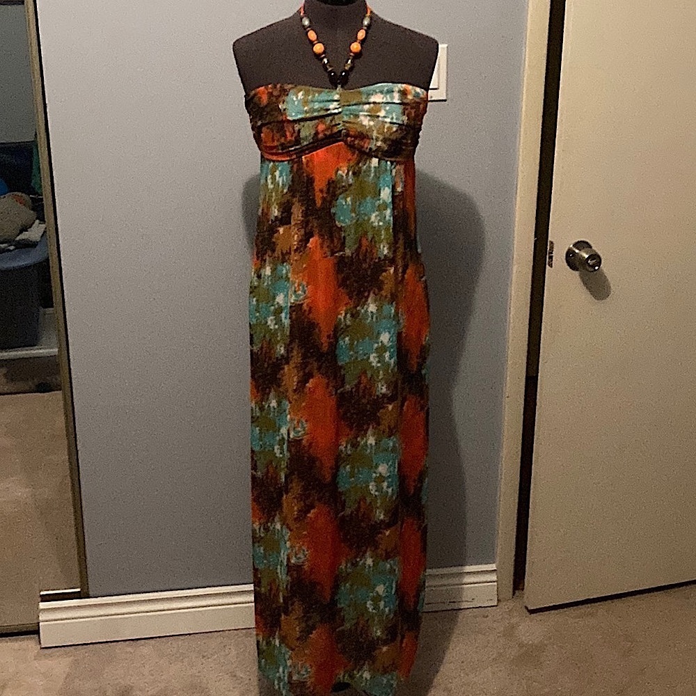 LORI M collection. Beautiful strapless maxi dress with beaded halter. Size Small